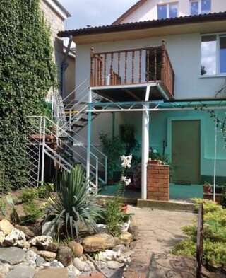 Гостиница Guest House on Gorkogo street 51 Анапа Двухместный номер с 1 кроватью и балконом (на 2 взрослых и 1 ребёнка)-4