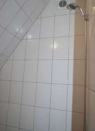 Гостиница Guest House on Gorkogo street 51 Анапа Двухместный номер с 1 кроватью или 2 отдельными кроватями и душем-6